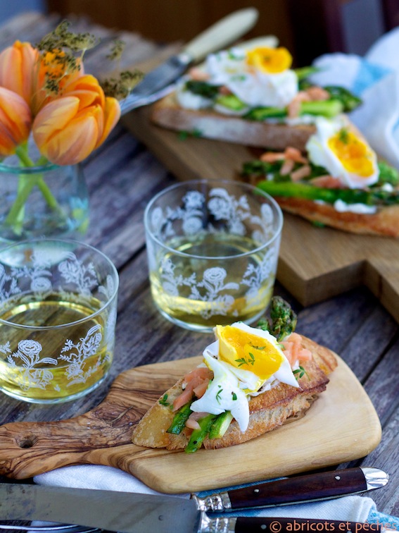 Tartines mit grünem Spargel, pochiertem Ei und Dillöl